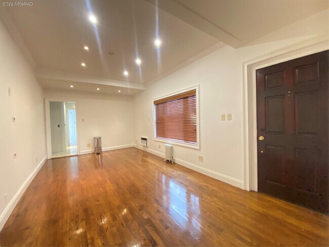 Foto del edificio - 84-80-84161 161st St