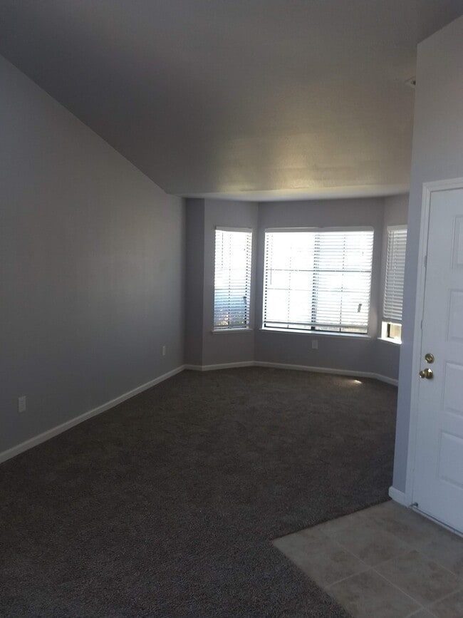 Building Photo - Updated 3 Bedroom Home