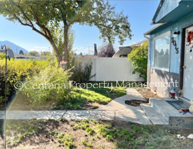 Foto del edificio - Pet friendly 2 bedroom house with a large lawn! (Better pictures coming soon).