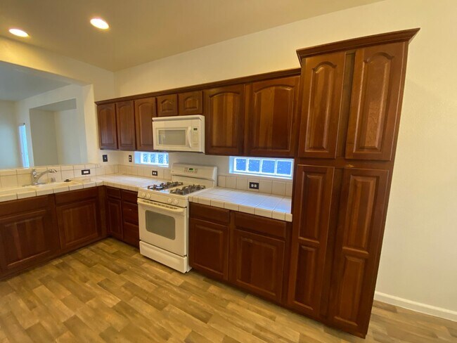 Building Photo - Cute Home in EGUSD