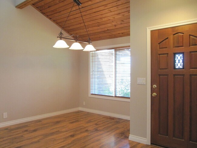 Foto del edificio - Gardener's Dream on Huge Lot with Landscap...