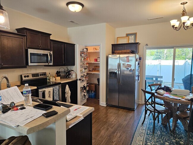 Foto del edificio - 2 bedroom, 2.5 bath unfurnished end unit townhouse in Sneads Ferry Justice Farm Townhome community