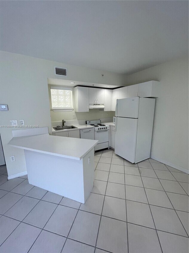 Foto principal - 3090 Bird Ave