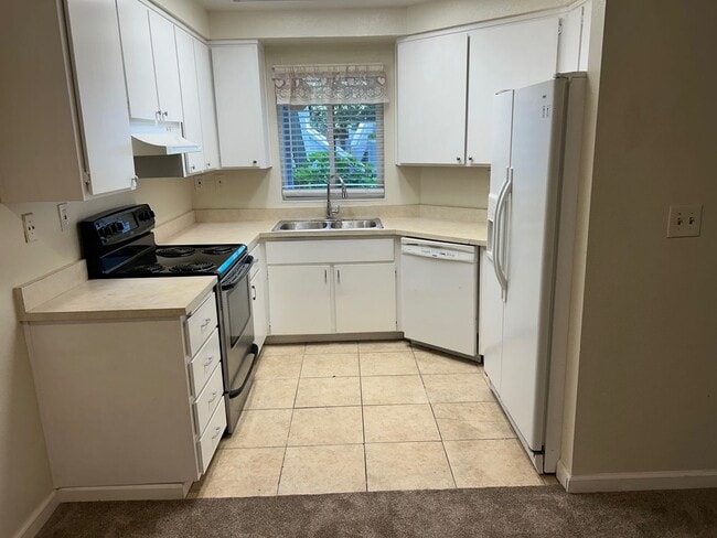 Building Photo - Spacious bright condo with new carpet and new paint and 2 bathrooms