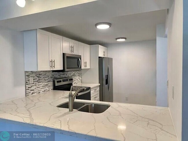 Building Photo - 11 Royal Palm Way