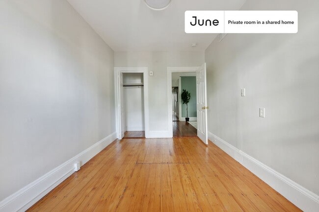 Foto del edificio - Private bedroom in 4 bed/1 bath Home