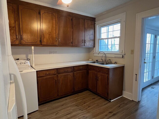 Building Photo - Cute 2 Bedroom/ 1 Bath Ranch Home in Salis...