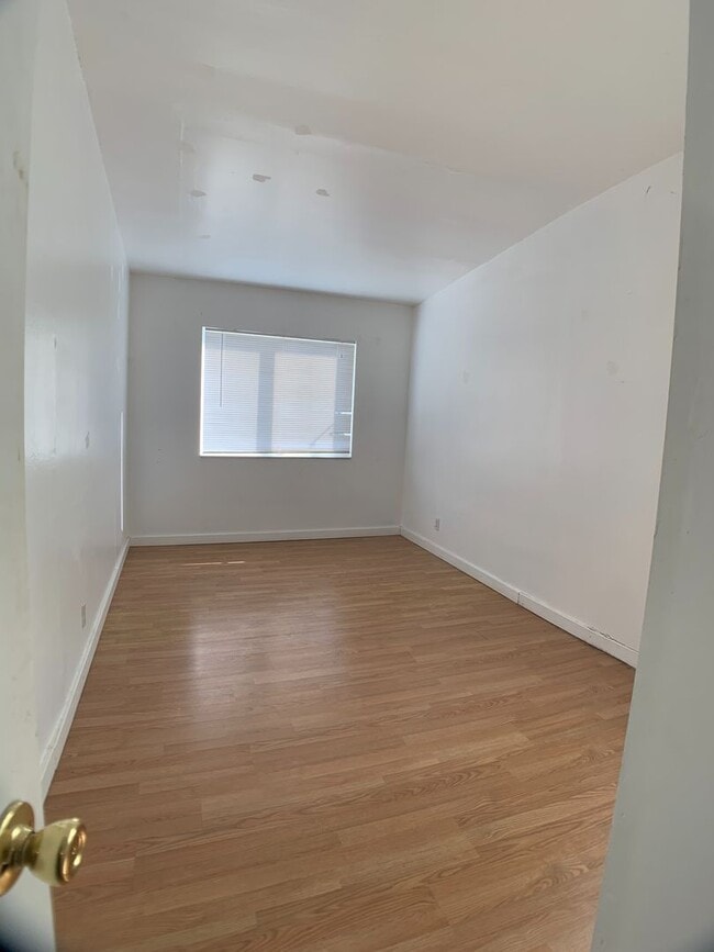 Building Photo - 744-746-746 A 47 Ave