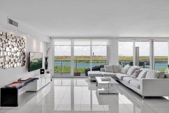 Foto del edificio - 100 Bayview Dr