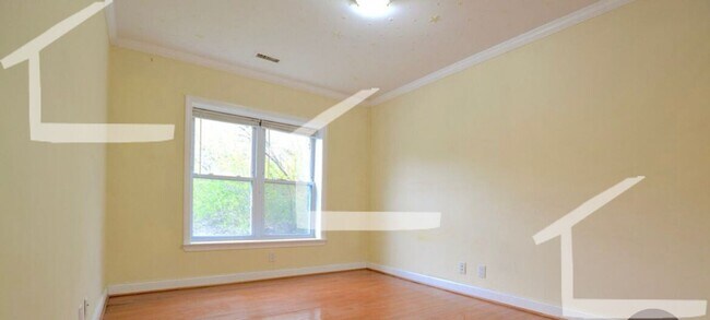 Building Photo - Parking Space Incl; Pet Friendly; Washer/D...