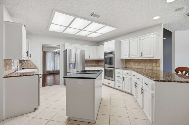 Foto del edificio - Top-Tier Luxury Living at 98th & Quaker | Kings Gate