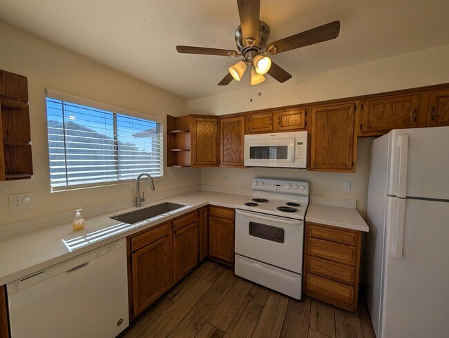 Foto del edificio - 4 Bedroom 2 Bathroom Sun Meadows Home