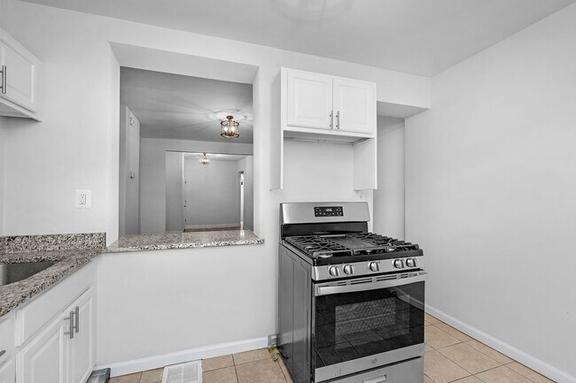 Foto del edificio - Beautifully Renovated 4 Bedroom 2.5 Bathroom Rental in McElderry Park VOUCHER Holders Wanted