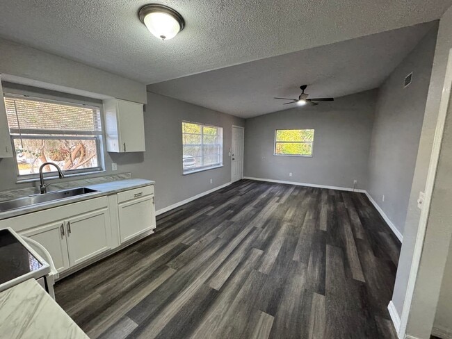 Foto del edificio - For Rent – 2 Bedroom, 2 Bathroom Duplex