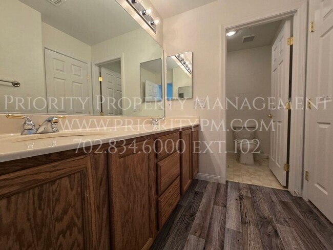 Foto del edificio - NORTHWEST BEAUTY! 3 Bed + Loft + Den! NEW PAINT/CARPET!