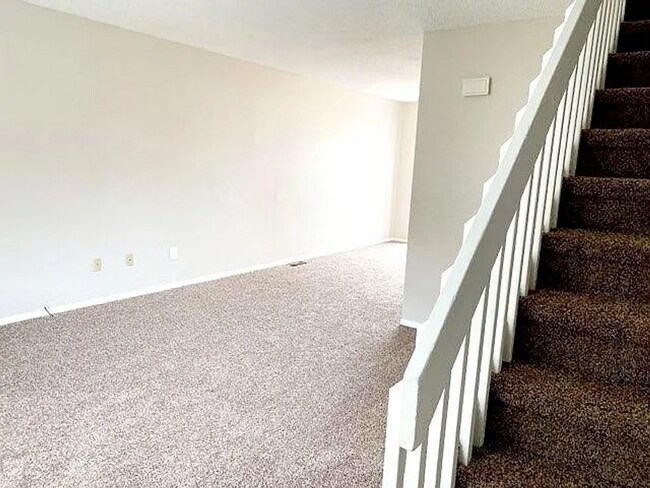 Building Photo - 2 bedroom townhome on east side-Don't miss...