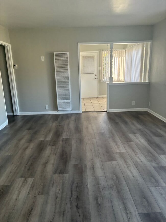 Building Photo - 102-106 W Hill St