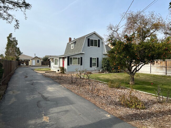 Foto del edificio - Nostalgic 3-bedroom Farmhouse in Hughson!