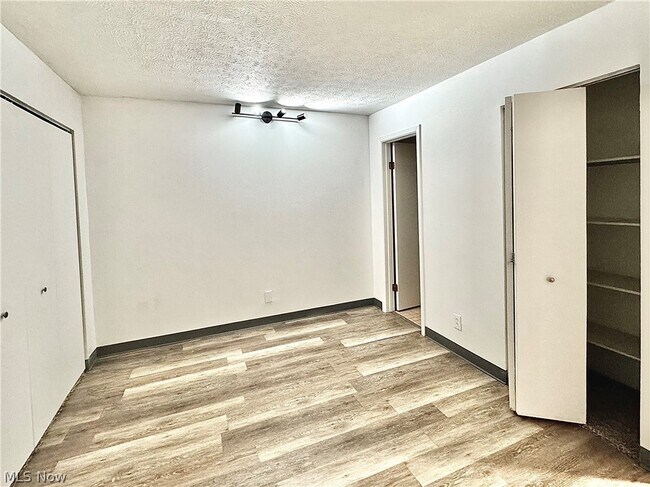 Foto del edificio - 1900 Grove Ct