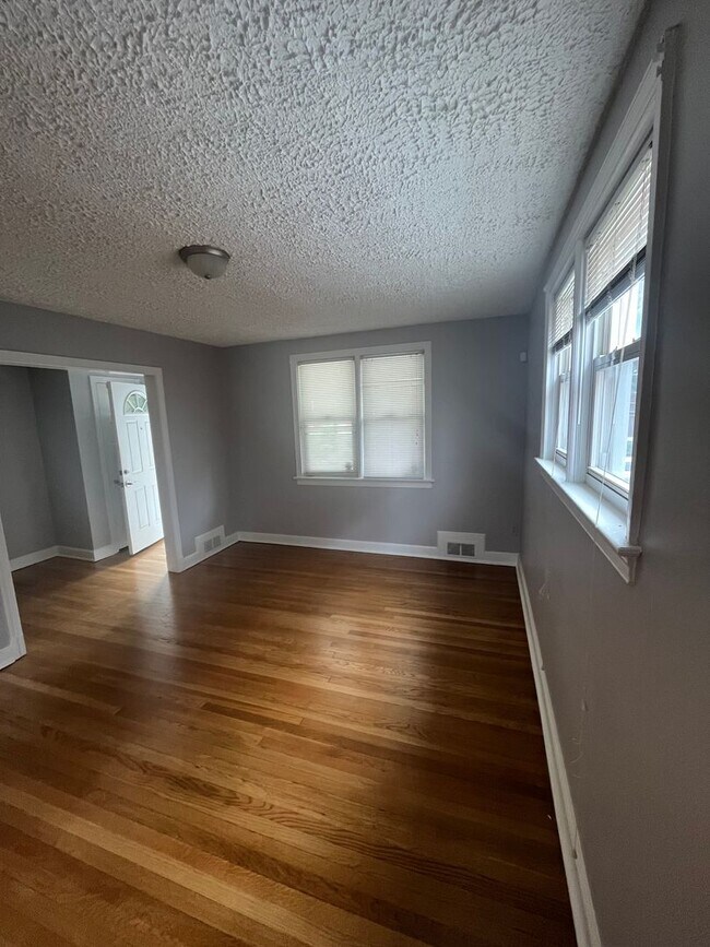 Building Photo - Beautiful semi detached 3 bedroom home nea...