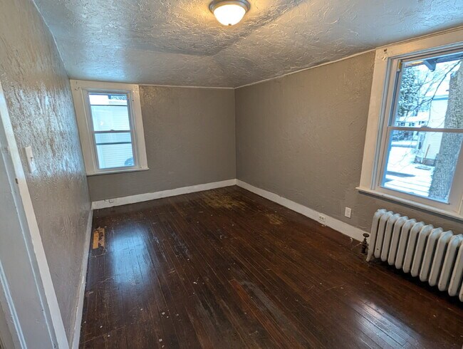 Foto del edificio - Multi Unit building Upper Rear Unit