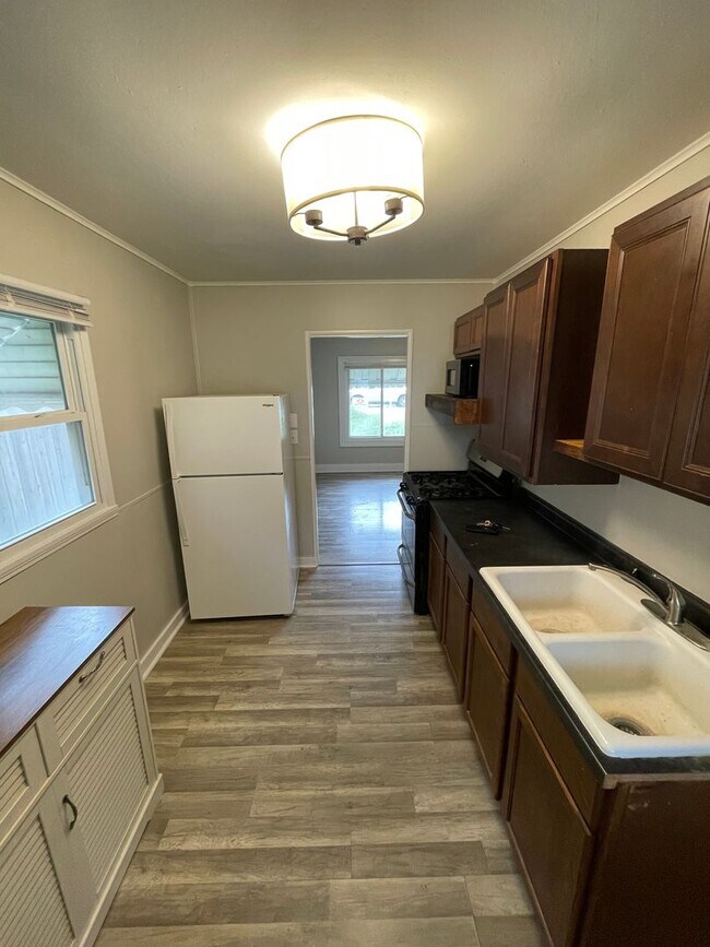 Foto del edificio - 3 Bedroom Home with Backyard and Garage - ...