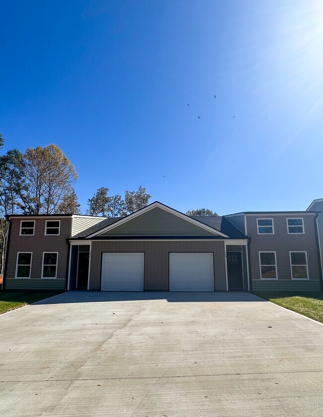 Building Photo - 323 R C Thompson Rd