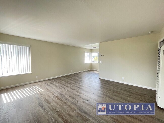 Foto del edificio - Sunny, updated, centrally located 2 bedroo...