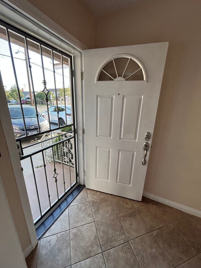 Foto del edificio - 8591 Crescent Ave