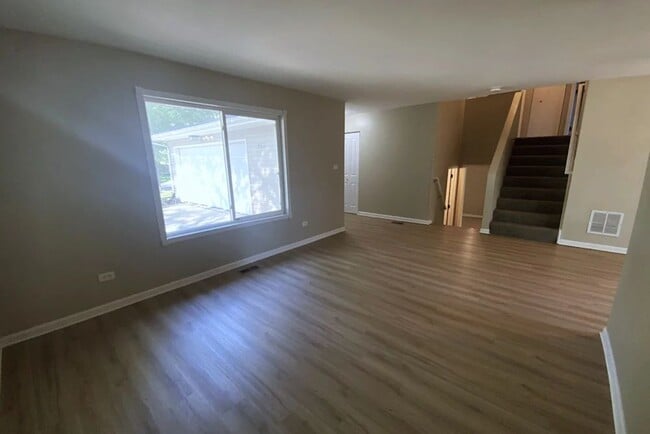 Building Photo - 1029 Surrey Ct