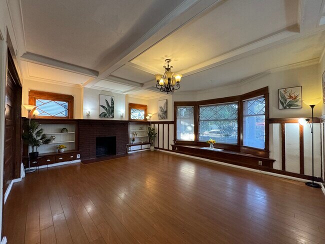 Building Photo - 1150 W 30th St