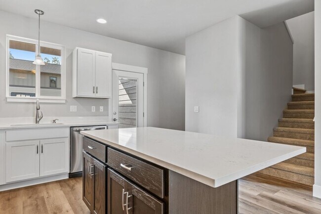 Foto del edificio - 3 bedroom, 2.5 bath townhome, minutes from...