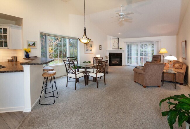 Building Photo - Three Bedroom Condo Holland North Side
