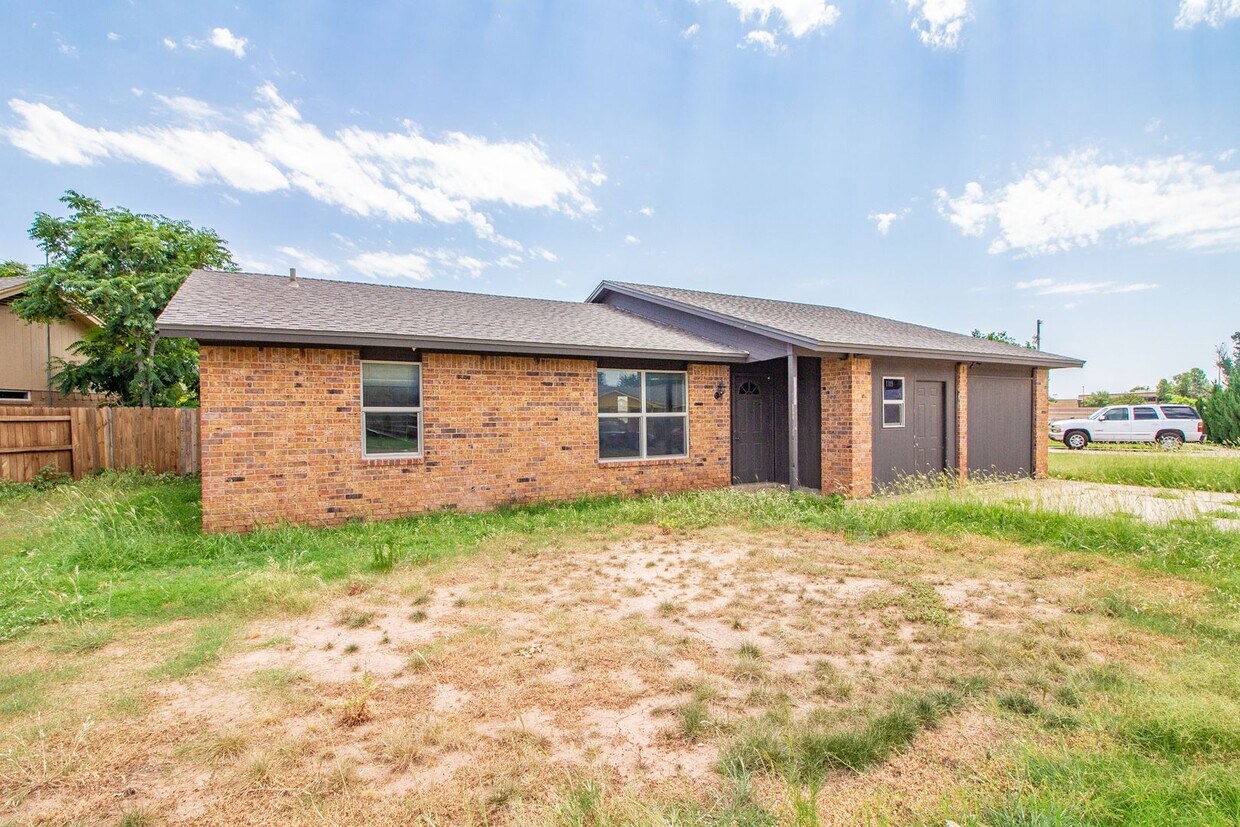 Primary Photo - 4 Bedroom 2 bathroom house in Frenship ISD...