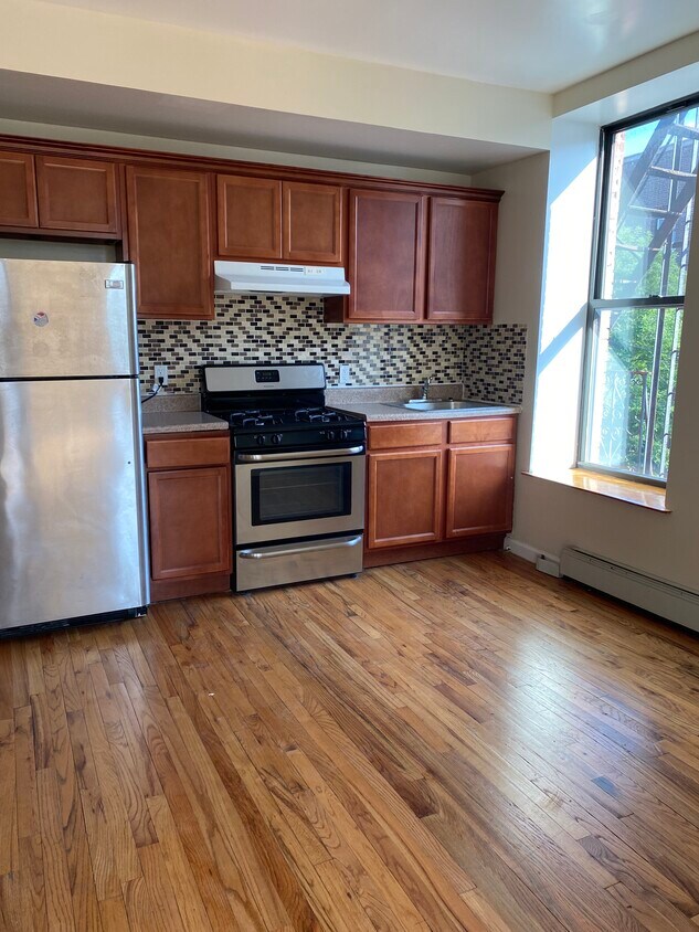 Primary Photo - 615 5th Ave