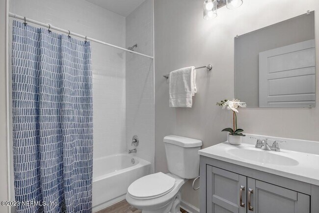 Building Photo - 471 W 60th St