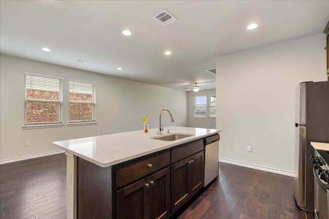 Building Photo - 7617 Saginaw Dr