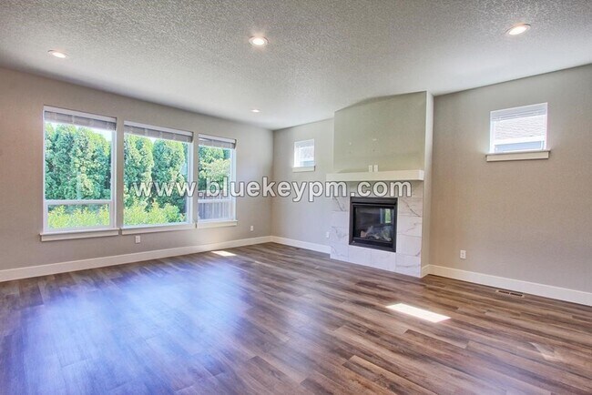 Foto del edificio - 4 Bed, 3 Bath Home in Walnut Grove Near An...