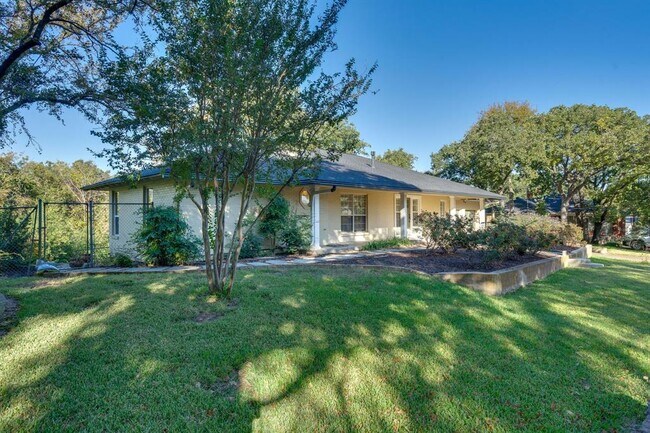 Building Photo - 24 Horseshoe Dr