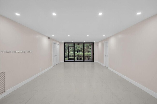 Building Photo - 250 E Royal Palm Rd