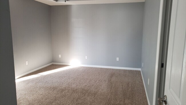 Building Photo - Spacious Home on a No-Outlet Street in Qui...