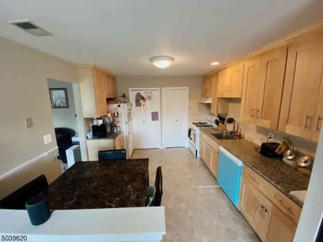 20 Donna Dr, East Hanover, NJ 07936 Condo for Rent in East Hanover