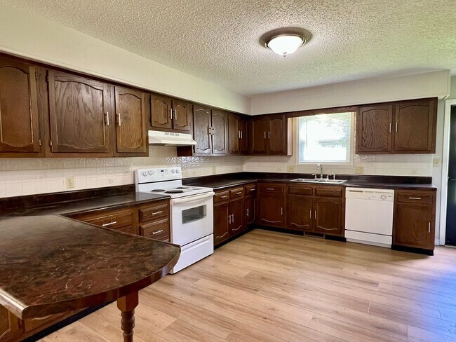 Foto del edificio - 3 Bed, 2 Bath in south central Springfield