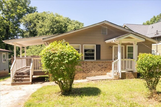 Photo - 3bd/1ba w/ Side Porch and Fully Fenced In Backyard! House
