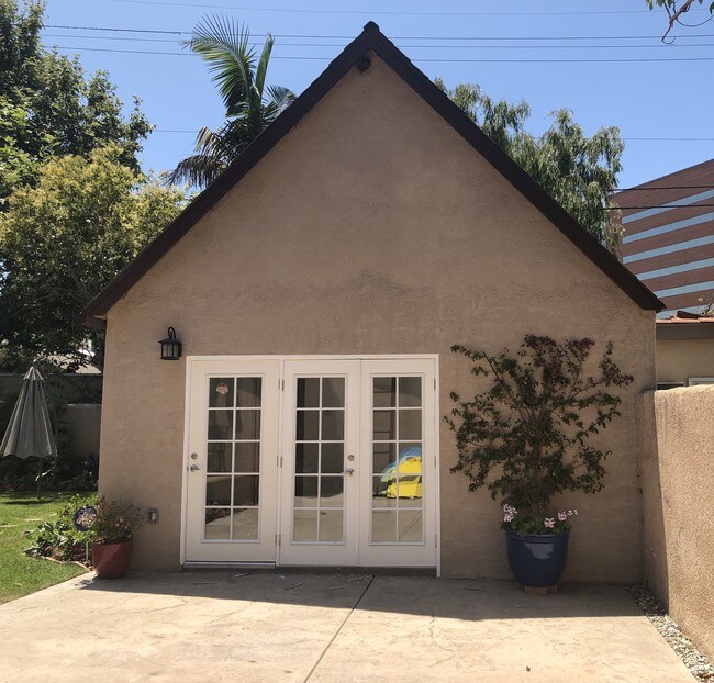 Entrada privada al apartamento. - 8422 W 4th St