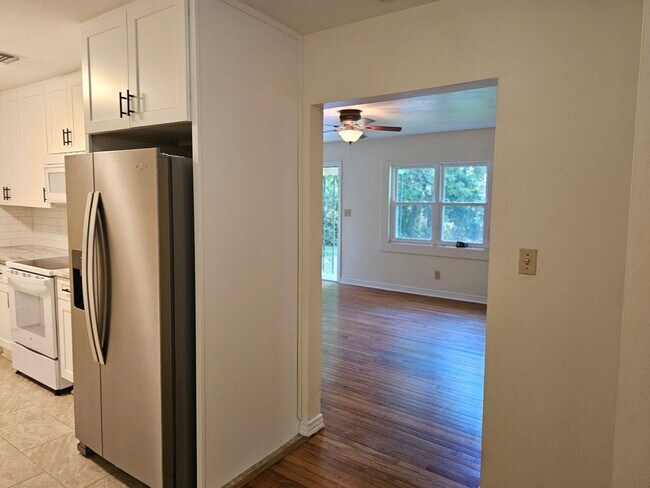 Building Photo - Charming Cottage Near Cascades Park