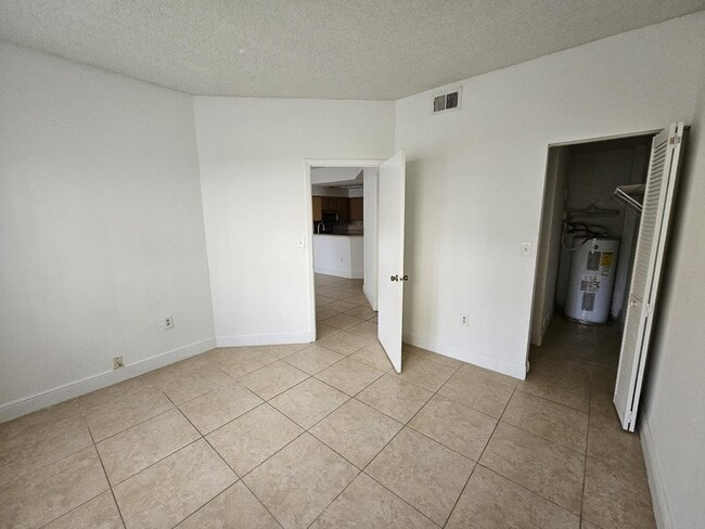 Building Photo - 2550 SW 18th Terrace