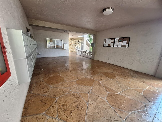 Building Photo - 2821 Somerset Dr