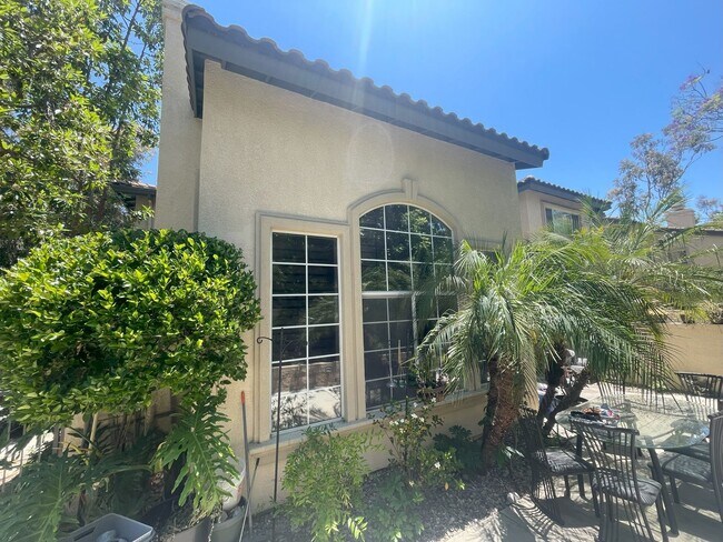 Foto del edificio - Gorgeous Highly Upgraded Corner End Unit i...