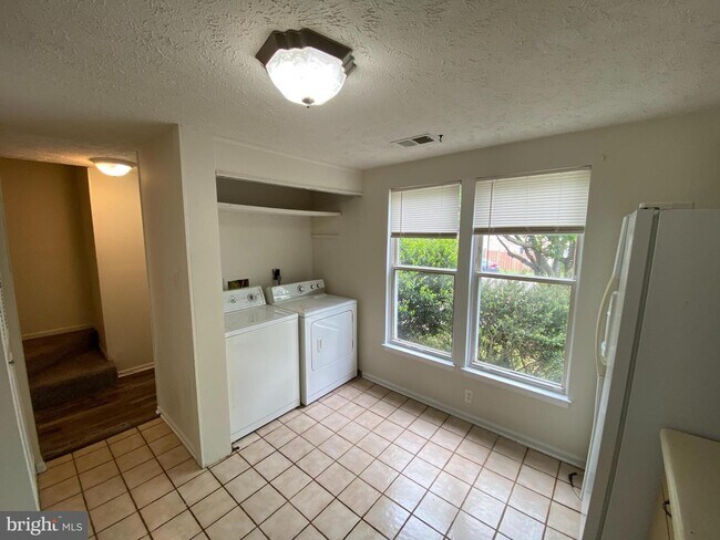 Foto del edificio - 4749 Hedrick Ln